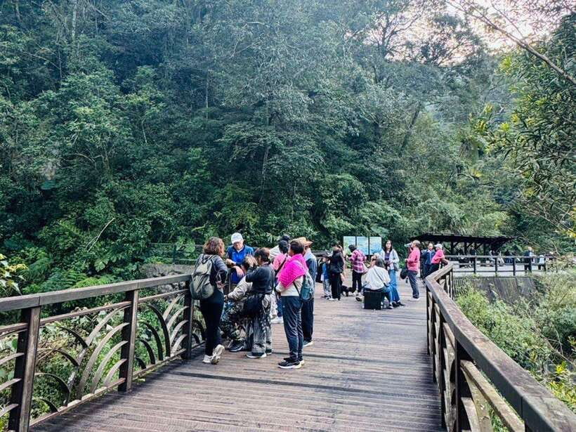 Taipei: 8 Hours Private Day Tour in Wulai with Benz Vito - Yun-Hsien Park and the two-minute cable car