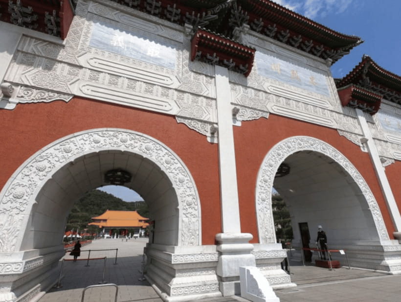 Taipei: City Highlights Private Sightseeing Tour with Guide - A private car makes a packed Taipei day practical