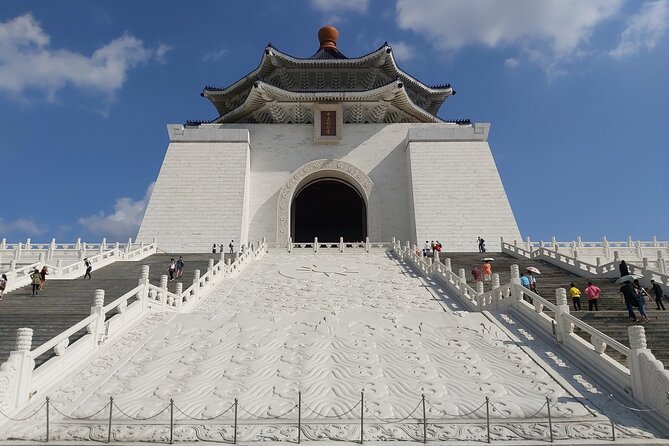 Taipei City Morning Tour with National Palace Museum entry - What this four-hour Taipei tour actually delivers