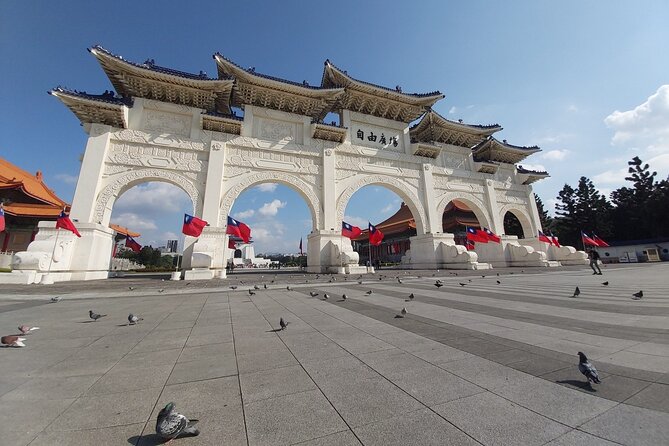Taipei City Morning Tour with National Palace Museum entry - How the guide shapes the experience