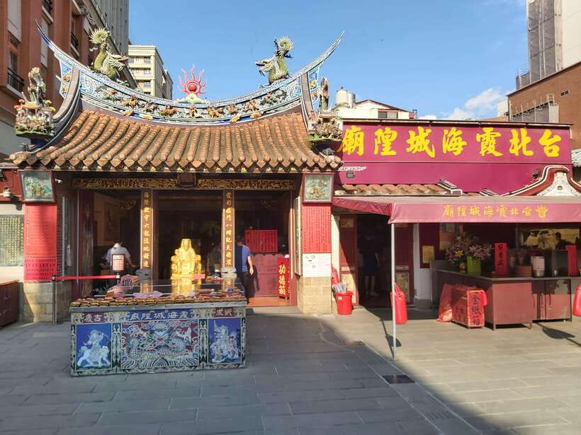Taipei: Classic Landmarks Day Tour - The guides make the difference
