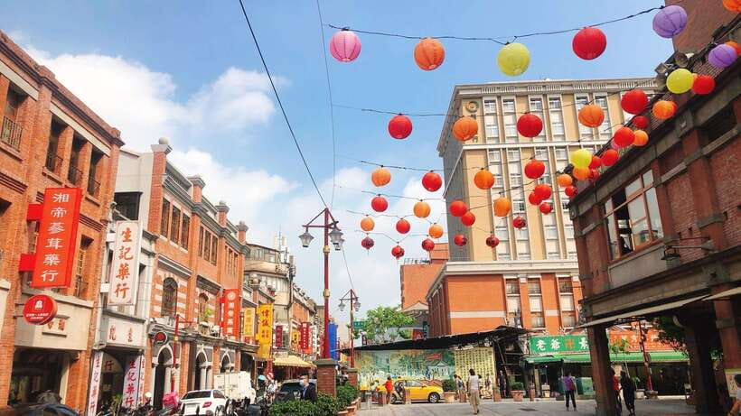 Taipei: Classic Landmarks Day Tour - Lungshan Temple: a direct look at local religious practice