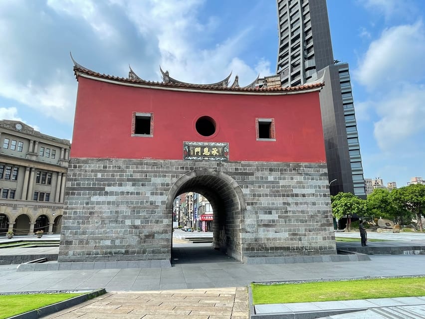 Taipei: Classic Landmarks Day Tour - Chiang Kai-shek Memorial Hall and the changing guard