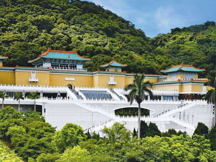 Taipei: Classic Landmarks Day Tour - National Palace Museum: a guided way into a huge collection
