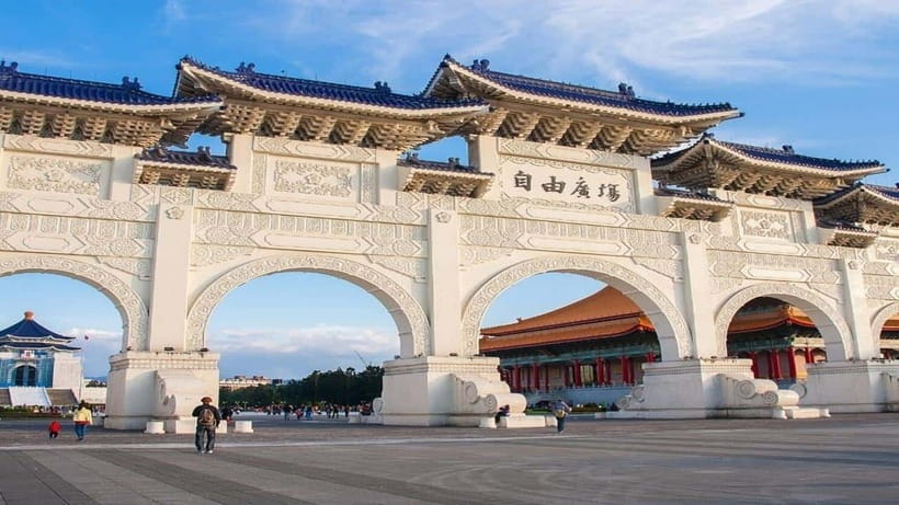Taipei: Highlight Attractions Walking Tour - Chiang Kai-shek Memorial Hall in Thirty Minutes