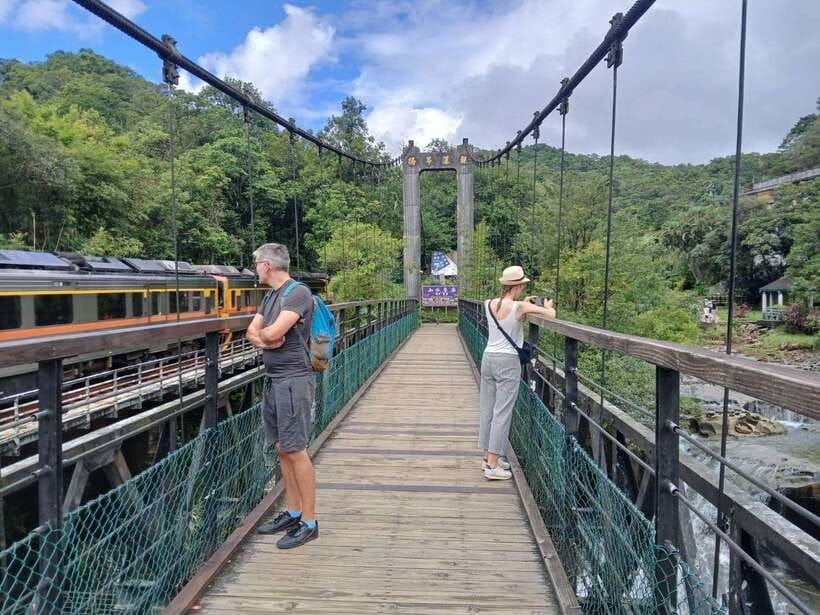 Taipei: Jiufen and Shihfen Half Day Tour - What the guides add to the experience