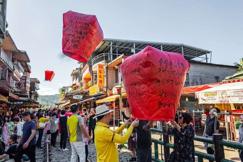 Taipei: Jiufen Night View and Shifen Day Tour - Key things to know before you book