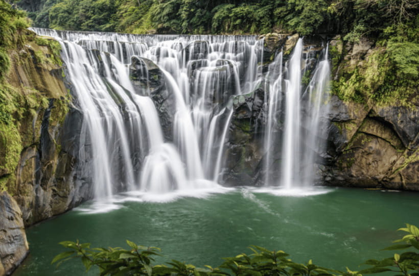 Taipei: Jiufen, Shifen Waterfall and Pingxi Sky Lantern Tour - Golden Waterfall, a quick stop with a dramatic setting