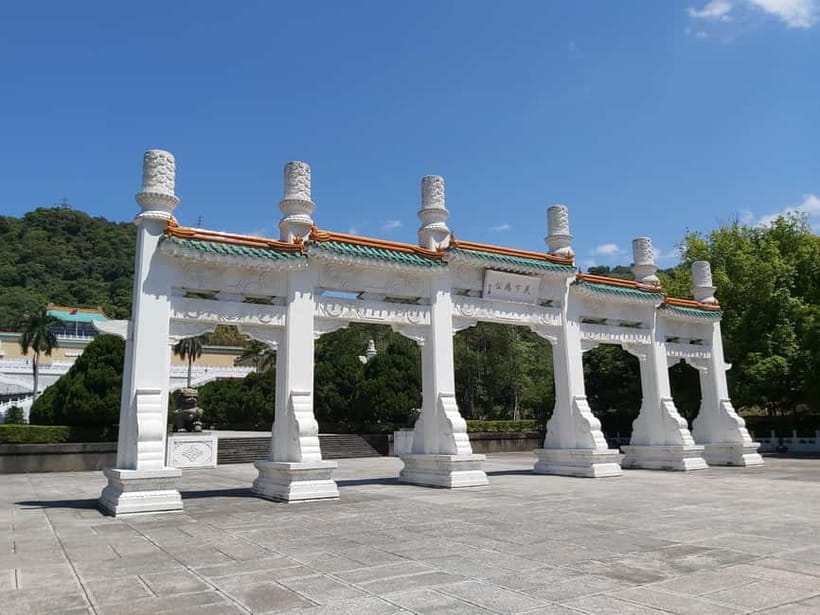 Taipei: Morning City Tour with National Palace Museum Entry - The guide makes the difference