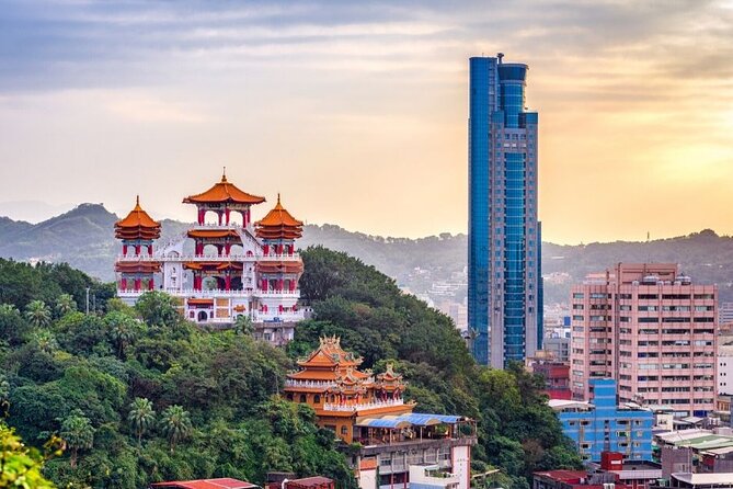 Taipei : Must-See Attractions Walking Tour With A Guide (Private) - Chiang Kai-Shek Memorial Hall and the changing guard