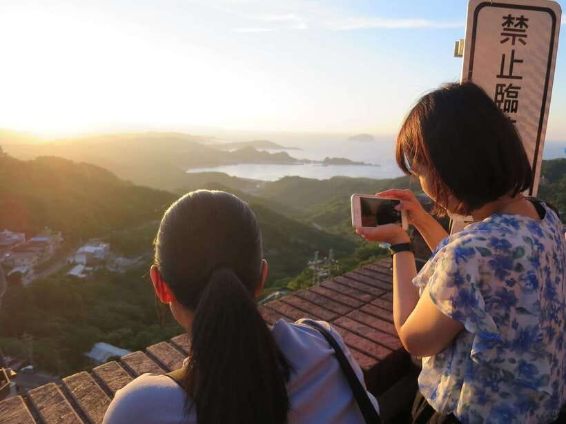 Taipei: Private City Sightseeing Tour with Driver - Jiufen’s narrow lanes and mountain views
