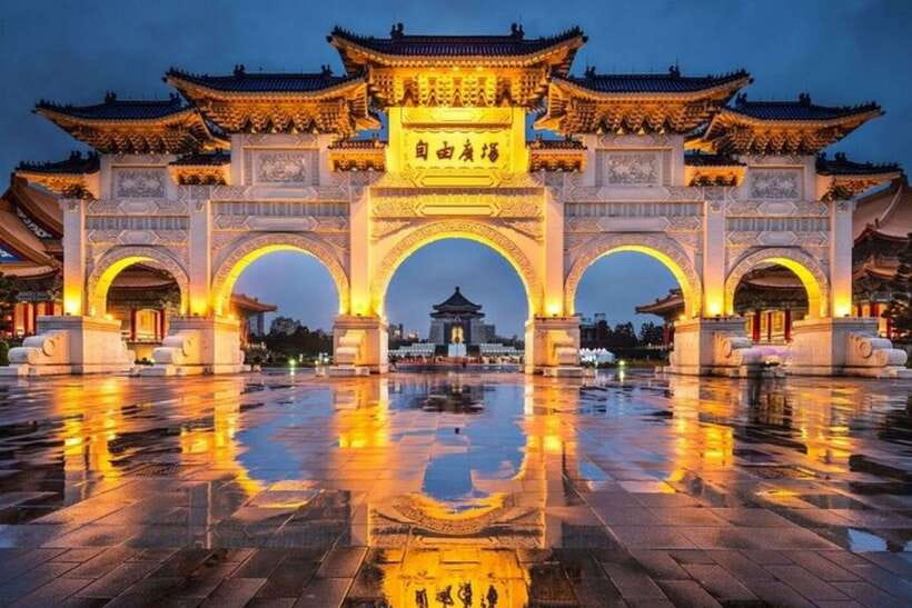 Taipei: Private custom tour with a local guide - Seeing museums and monuments from the outside