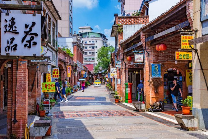 Taipei Private Custom Tour with a Local: Highlights & Hidden Gems - Longshan Temple and Taipei’s religious life