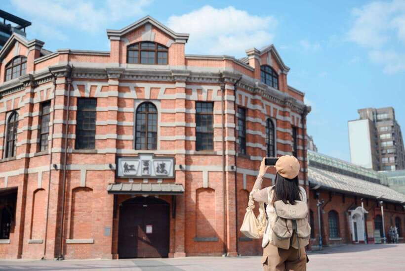 Taipei: Private Day Tour by Car - Dihua Street for Old Taipei and Small Bites