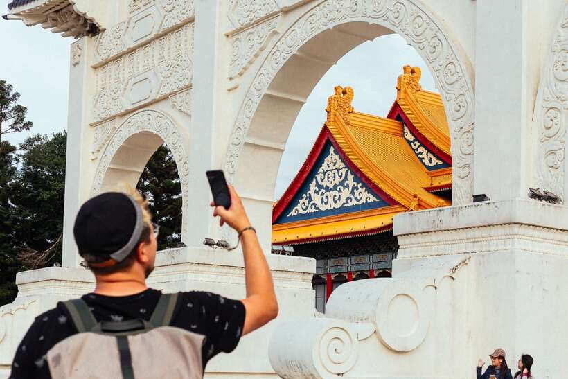 Taipei: Private Tour with Locals – Highlights & Hidden Gems - The Chiang Kai-shek statue and the story of Taiwan