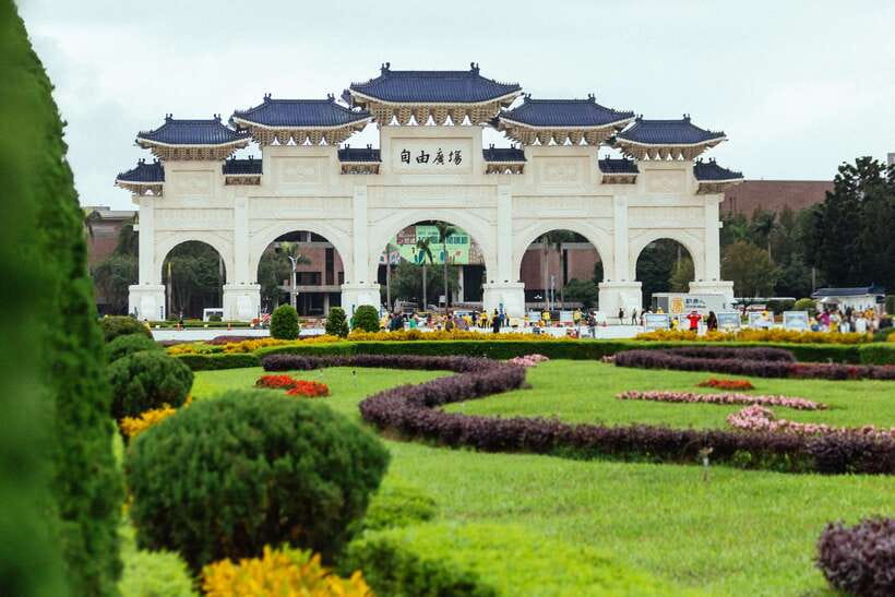 Taipei: Private Tour with Locals – Highlights & Hidden Gems - What the guides add to the route