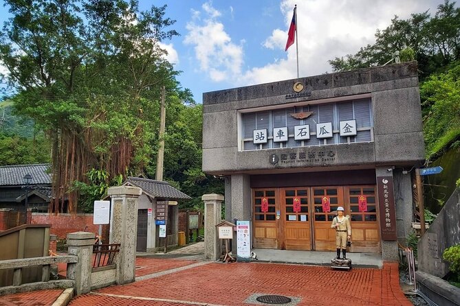 Taipei's Old Gold Rush Town: Jiufen Guided Night Tour - The ride from Taipei to the Golden Waterfall