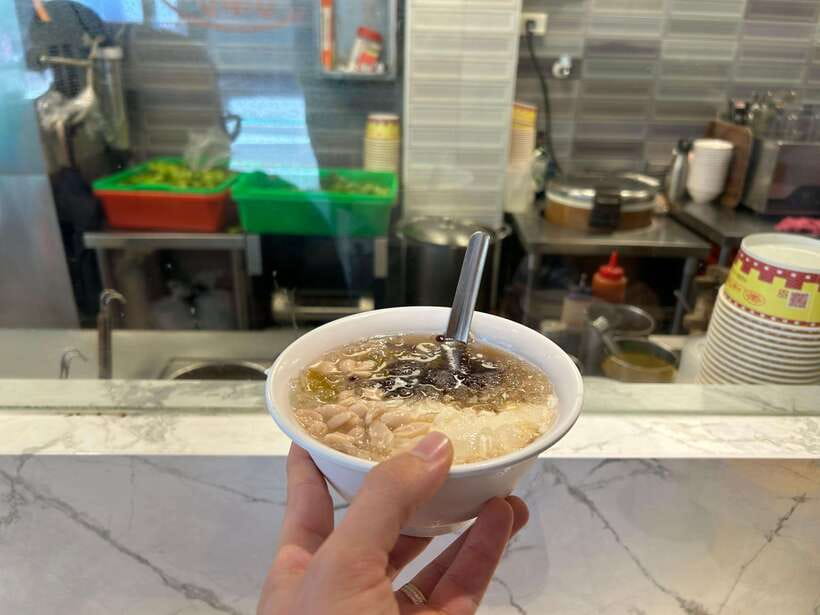 Taipei: Street Food & Hidden Eats Night Market Food Tour - Yongkang Street brings in Taipei classics