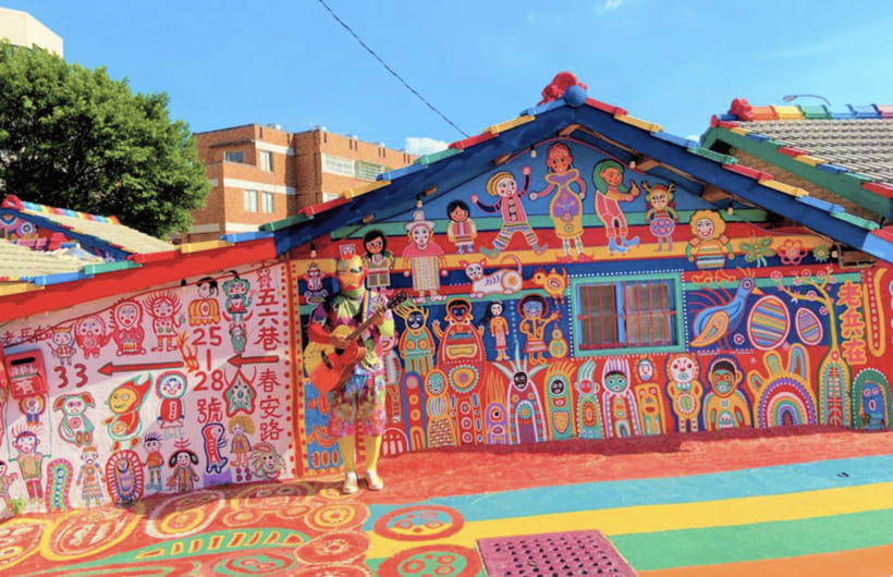 Taipei-Taichung-Taipei Private day trip - Rainbow Village in Thirty Minutes