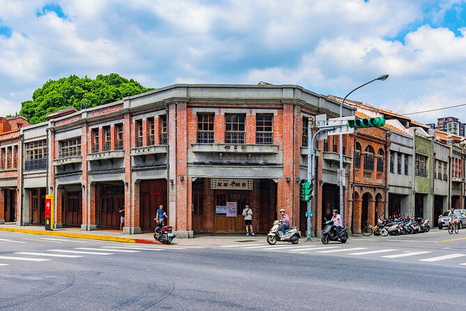 Taipei Timeout: Private 8-Hour Layover Adventures - Huaxi Street Night Market and food choices