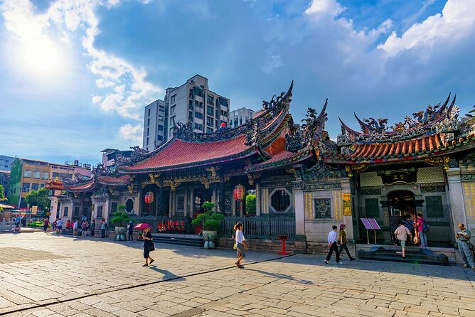 Taipei Touchdown: Make the Most of Your 6-Hour Layover - Chiang Kai-shek Memorial Hall and the changing of mood
