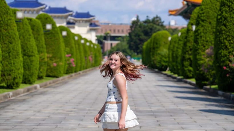 Taiwan Taipei: Quick Photoshoot with Taiwan Photographer - Posing help for solo visitors and camera-shy people
