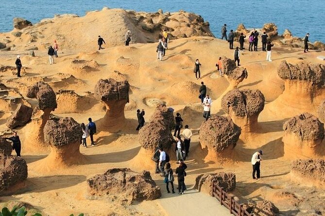 Taiwan TST: Private Tour Taipei Yehliu, Chaojing, Shifen, Jiufen - Starting at Yehliu and its famous Queen’s Head