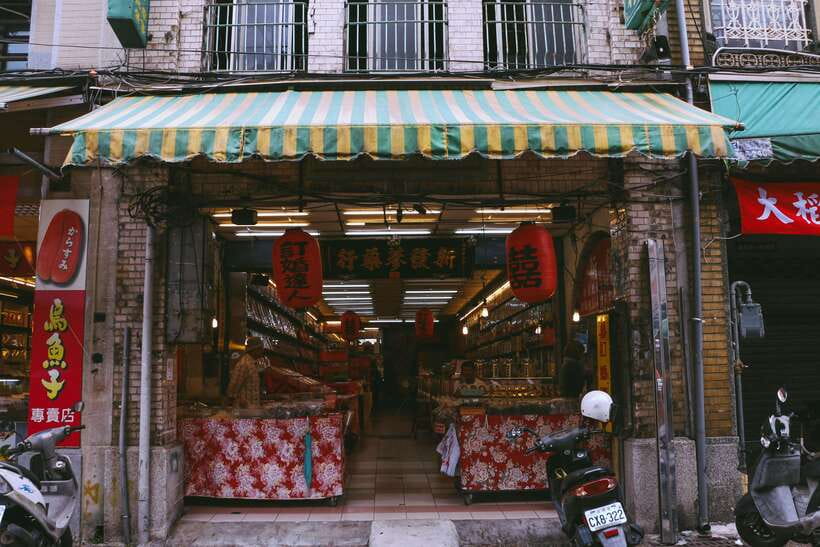Vintage Taipei - Best of Taiwan and Sunset Walking Tour - Chinese medicine, herbal teas, and dry goods