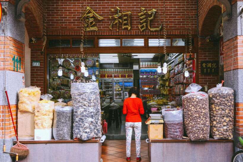 Vintage Taipei - Best of Taiwan and Sunset Walking Tour - The dockside food market and Taiwanese honey lager