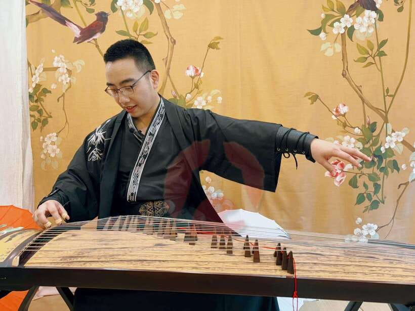 Wear Hanfu and play guzheng - Getting to 箏工坊 KOTOMUSIC from Beitou Station