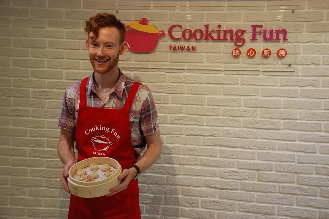 Xiao long bao, Pork thick soup, Bubble milk tea. (Taiwan Cooking Class)-B - Folding xiao long bao without losing the soup